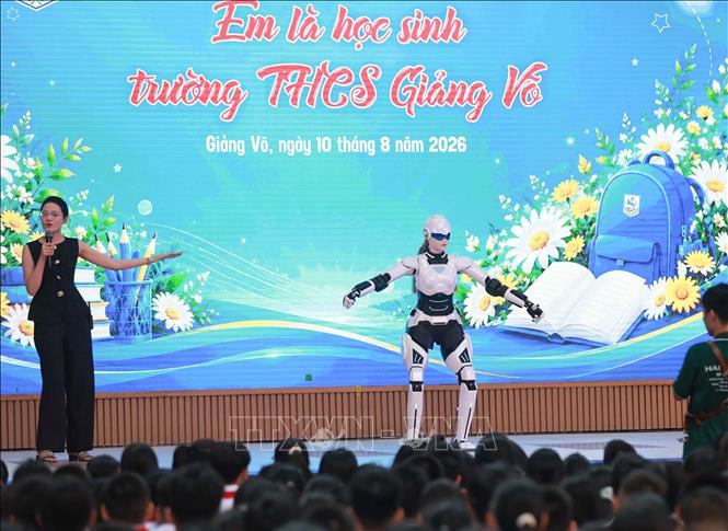 Những màn trình diễn hấp dẫn và những tương tác thú vị với robot giúp học sinh có thêm niềm yêu thích với khoa học, công nghệ và luôn giữ cho mình tinh thần ham học hỏi, khám phá những điều mới mẻ. Ảnh: Thanh Tùng - TTXVN