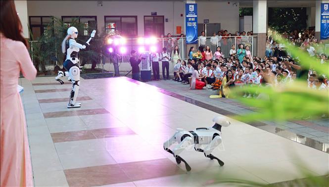 Màn giao lưu đặc biệt với những chú robot thông minh trong ngôi trường đầu tiên của Thủ đô Hà Nội mà Robot AI hình người 