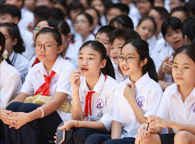 Mỗi năm học mới là một chương mới được mở ra. Với các em học sinh lớp 6, hôm nay còn là dấu mốc đặc biệt hơn thế. Đây không chỉ là ngày đầu tiên ở bậc học mới, mà còn là khóa học đầu tiên của một Giảng Võ mới - nơi những học sinh đến từ ba mái trường giàu truyền thống cùng gặp gỡ, cùng bắt đầu dưới một mái nhà chung. Ảnh: Thanh Tùng - TTXVN