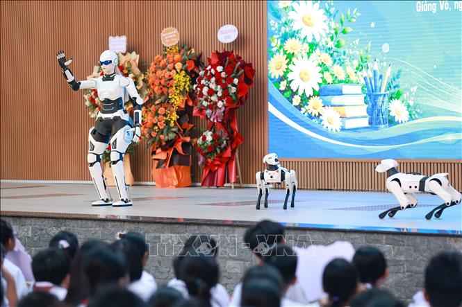 Màn giao lưu đặc biệt với những chú robot thông minh trong ngôi trường đầu tiên của Thủ đô Hà Nội mà Robot AI hình người 