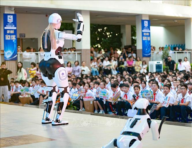 Những màn trình diễn hấp dẫn và những tương tác thú vị với robot giúp học sinh có thêm niềm yêu thích với khoa học, công nghệ và luôn giữ cho mình tinh thần ham học hỏi, khám phá những điều mới mẻ. Ảnh: Thanh Tùng - TTXVN