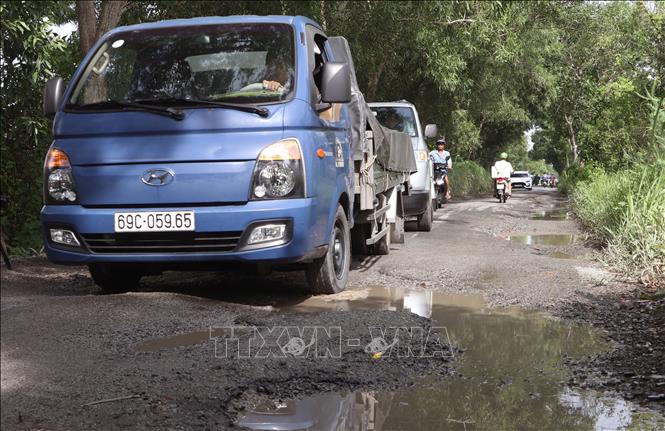 Phương tiện lưu thông rất khó khăn khi tuyến đường xuống cấp nghiêm trọng. Ảnh: Tuấn Phi - TTXVN 