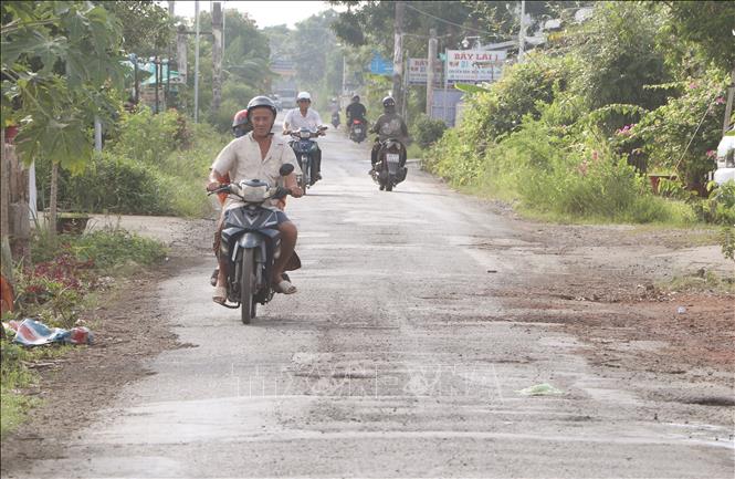Tuyến đường Đầm Dơi - Tân Tiến đoạn qua xã Đầm Dơi, tỉnh Cà Mau. Ảnh: Tuấn Phi - TTXVN 