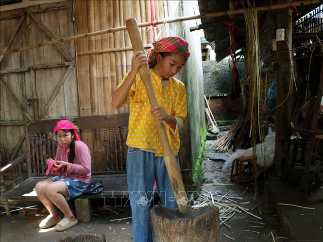 Nhiều bạn trẻ ở Lùng Tám (Tuyên Quang) học và thực hành nghề dệt lanh truyền thống, góp phần gìn giữ nét đẹp văn hóa của dân tộc Mông. Ảnh: Đức Thọ - TTXVN