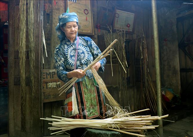 Nghệ nhân thực hiện các công đoạn chế tác vải lanh truyền thống của đồng bào Mông ở Lùng Tám (Tuyên Quang). Ảnh: Đức Thọ - TTXVN