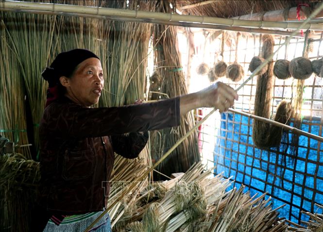 Nghệ nhân thực hiện các công đoạn chế tác vải lanh truyền thống của đồng bào Mông ở Lùng Tám (Tuyên Quang). Ảnh: Đức Thọ - TTXVN