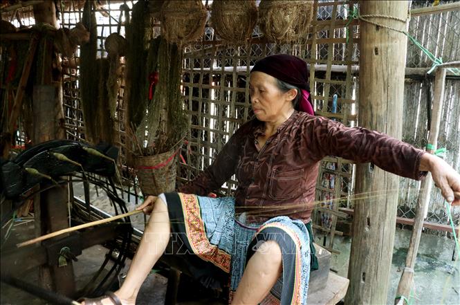 Nghệ nhân thực hiện các công đoạn chế tác vải lanh truyền thống của đồng bào Mông ở Lùng Tám (Tuyên Quang). Ảnh: Đức Thọ - TTXVN