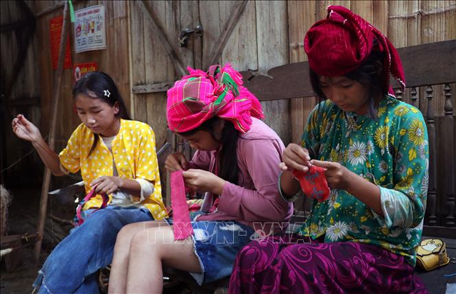 Lớp trẻ ở Lùng Tám (Tuyên Quang) học cách se, dệt lanh, góp phần gìn giữ nghề truyền thống của dân tộc Mông. Ảnh: Đức Thọ - TTXVN