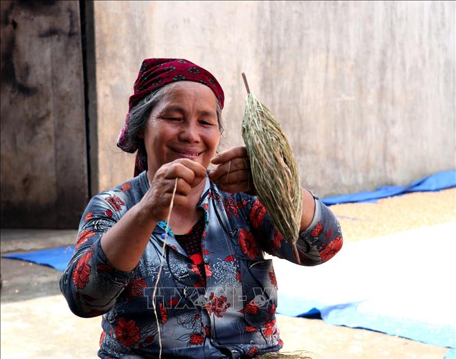 Người dân Lùng Tám (Tuyên Quang) miệt mài se những sợi lanh truyền thống. Ảnh: Đức Thọ - TTXVN