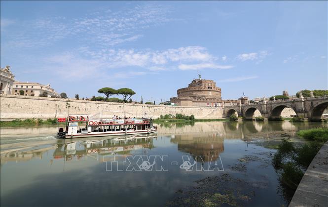 Mực nước sông Tiber ở Rome, Italy xuống thấp nghiêm trọng do nắng nóng kéo dài. Ảnh: THX/TTXVN phát