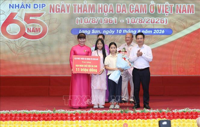 Câu lạc bộ Phát triển tài năng vẽ Kichi Art trao hỗ trợ số tiền 11 triệu đồng cho nạn nhân chất độc da cam tỉnh Lạng Sơn. Ảnh: Anh Tuấn – TTXVN