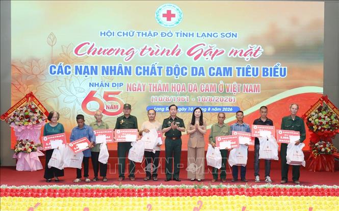 Phó Chủ tịch UBND tỉnh Lạng Sơn Trần Thanh Nhàn và Trung tướng Nguyễn Hữu Chính, Chủ tịch Hội Nạn nhân chất độc da cam/dioxin Việt Nam trao 10 suất vốn sinh kế cho 10 hộ gia đình nạn nhân chất độc da cam có hoàn cảnh đặc biệt khó khăn tỉnh Lạng Sơn. Ảnh: Anh Tuấn – TTXVN