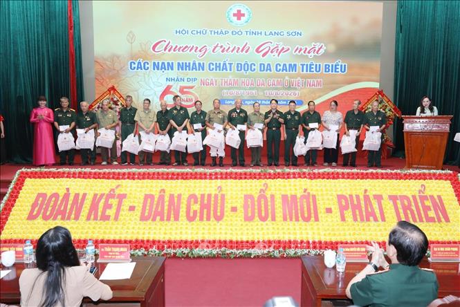 Hội Chữ thập đỏ tỉnh Lạng Sơn trao 55 suất quà cho các nạn nhân chất độc da cam tiêu biểu, nạn nhân có hoàn cảnh khó khăn và người chăm sóc nạn nhân tiêu biểu. Ảnh: Anh Tuấn – TTXVN