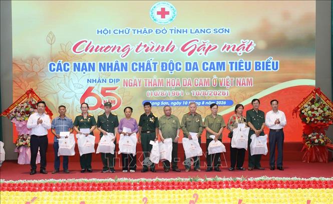 Chủ tịch Hội Chữ thập đỏ tỉnh Lạng Sơn Vũ Đức Thiện (bên trái) và Phó Chủ tịch Ủy ban Mặt trận Tổ quốc Việt Nam tỉnh Lạng Sơn Lương Tiến Trình (bên phải) trao quà cho các nạn nhân chất độc da cam tiêu biểu, nạn nhân có hoàn cảnh khó khăn và người chăm sóc nạn nhân tiêu biểu. Ảnh: Anh Tuấn – TTXVN