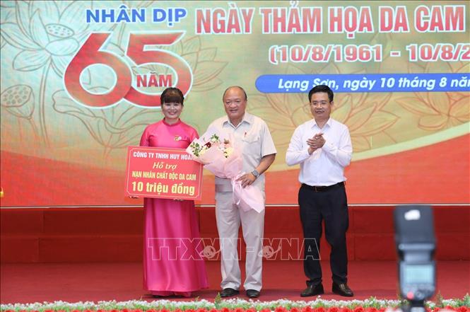 Công ty TNHH Huy Hoàng trao hỗ trợ số tiền 10 triệu đồng cho nạn nhân chất độc da cam tỉnh Lạng Sơn. Ảnh: Anh Tuấn – TTXVN