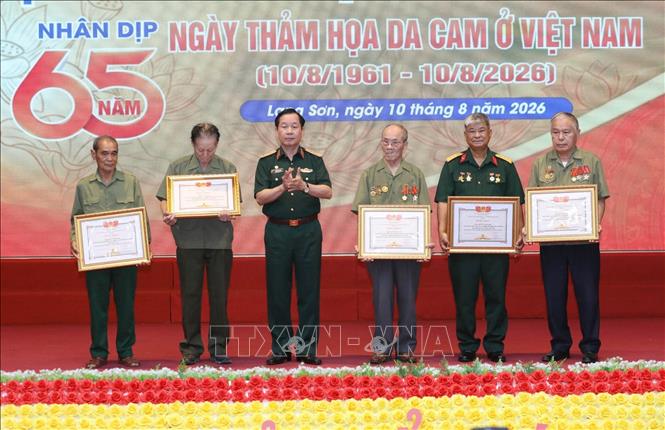 Tặng Bằng khen cho 5 cá nhân là nạn nhân chất độc da cam tiêu biểu, có thành tích trong phong trào “Vì nạn nhân chất độc da cam” trên địa bàn tỉnh Lạng Sơn. Ảnh: Anh Tuấn – TTXVN