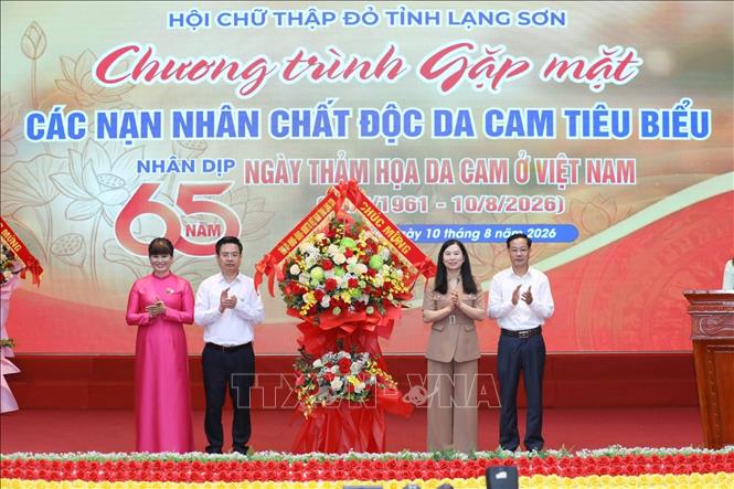 Phó Chủ tịch UBND tỉnh Lạng Sơn Trần Thanh Nhàn tặng hoa Ban tổ chức tổ chức Chương trình. Ảnh: Anh Tuấn – TTXVN