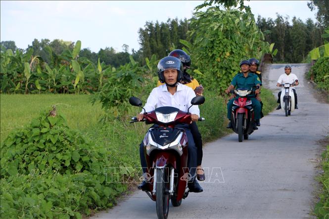 Ông Nguyễn Bảo Trung Kiên (lái xe, đi đầu), Phó Chủ tịch UBND xã Vị Thanh 1, thành phố Cần Thơ đi cơ sở, bám sát đời sống người dân trên địa bàn. Ảnh: Duy Khương – TTXVN