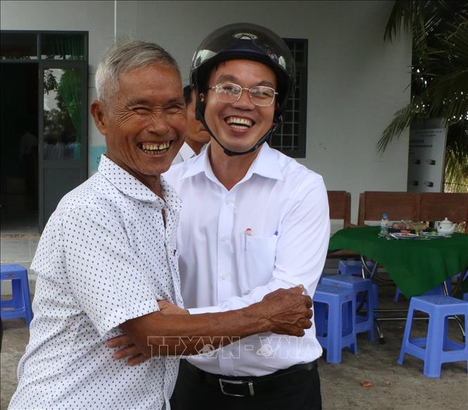 Sự tận tâm, trách nhiệm và gần nhân dân đã góp phần nâng cao hiệu quả điều hành, củng cố niềm tin của người dân đối với cán bộ. Ảnh: Duy Khương – TTXVN