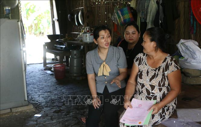 Cán bộ cơ sở tại thành phố Cần Thơ đến tận nơi, trò chuyện với người dân để nắm được tình hình cụ thể. Ảnh: Duy Khương – TTXVN