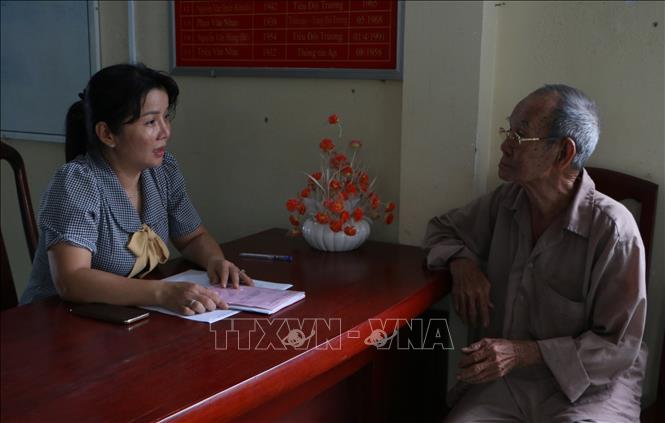 Bà Vũ Thị Thúy Hằng, Trưởng khu vực 5, phường Vị Tân, thành phố Cần Thơ lắng nghe để giải quyết những thắc mắc của người dân. Ảnh: Duy Khương – TTXVN