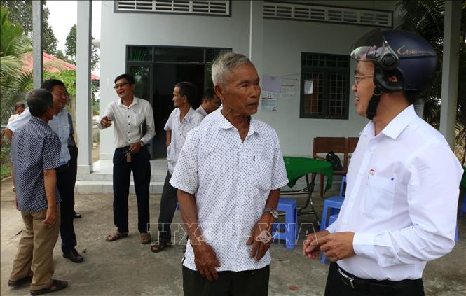 Ông Võ Tứ Phương (bên phải, Phó Chủ tịch Thường trực UBND xã Hỏa Lựu, thành phố Cần Thơ kịp thời nắm bắt, giải quyết những vấn đề bức xúc của người dân. Ảnh: Duy Khương – TTXVN