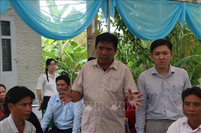 Ông Trần Văn Luông (đứng, bên trái), Bí thư Ấp 7A2, xã Vị Thủy, thành phố Cần Thơ họp bàn cùng người dân trong ấp thực hiện các công việc dân sinh trên địa bàn. Ảnh: Duy Khương – TTXVN