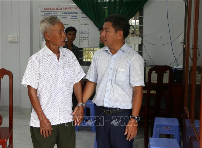 Ông Nguyễn Thanh Phong (bên phải), Bí thư Đảng ủy xã, Chủ tịch HĐND xã Hỏa Lựu, thành phố Cần Thơ gặp gỡ, trao đổi với người dân nhằm giải quyết, hỗ trợ tháo gỡ khó khăn ngay từ sớm, từ xa, hạn chế tình trạng phát sinh vướng mắc kéo dài. Ảnh: Duy Khương – TTXVN