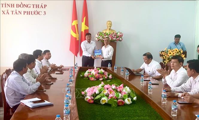 Lãnh đạo UBND xã Tân Phước 3 trao quyết định cho Công ty Cổ phần IDICO Tiền Giang thuê đất để thực hiện Dự án KCN Tân Phước 1.Ảnh: Công Trí - TTXVN