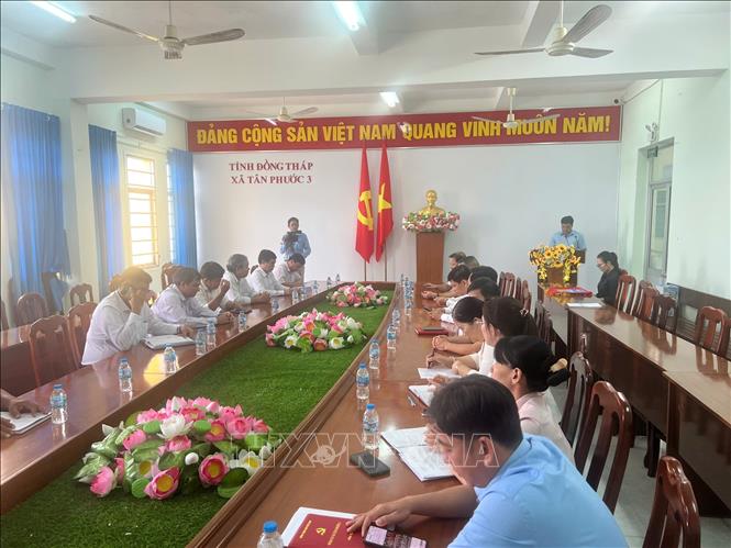 UBND xã Tân Phước 3, tỉnh Đồng Tháp triển khai Quyết định cho Công ty Cổ phần IDICO Tiền Giang thuê đất để thực hiện Dự án Đầu tư xây dựng và kinh doanh kết cấu hạ tầng Khu công nghiệp Tân Phước 1. Ảnh: Công Trí - TTXVN