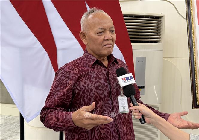 Giáo sư Hasil Sembiring, Cố vấn đặc biệt của Bộ trưởng Nông nghiệp Indonesia trả lời phỏng vấn TTXVN tại Indonesia. Ảnh: Minh Thái - Phóng viên TTXVN tại Indonesia