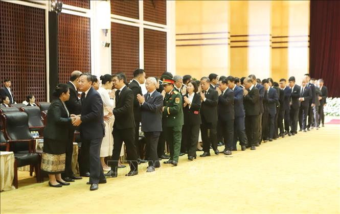 Đại sứ Nguyễn Minh Tâm và Đoàn chia buồn cùng Đảng, Nhà nước, Quốc hội, Chính phủ và nhân dân Lào cùng gia quyến đồng chí Xaysomphone Phomvihane. Ảnh: Xuân Tú - PV TTXVN tại Lào