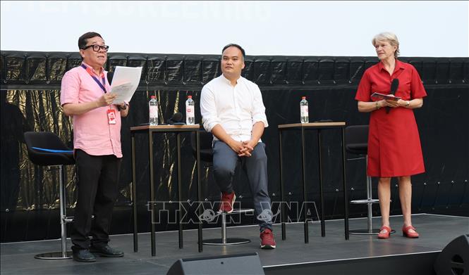 Ông Trương Hồng Quang, Đạo diễn Ngô Ngọc Đức và Bà Dorothee Wenner trong toạ đàm trước buổi công chiếu. Ảnh: Thu Hằng - PV TTXVN tại Đức