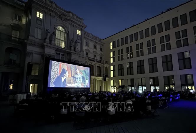Không gian chiếu phim ngoài trời đậm nét lịch sử và văn hoá của Humboldt Forum. Ảnh: Thu Hằng - PV TTXVN tại Đức