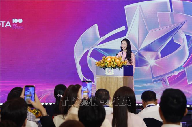 Á hậu Thúy Vân cam kết phát huy sức ảnh hưởng và tâm huyết để cùng Câu lạc bộ Niềm tin số TP. Hồ Chí Minh lan tỏa thông điệp an toàn số đến cộng đồng. Ảnh: Hồng Đạt - TTXVN 