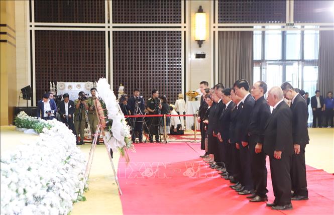 Tổng hội người Việt Nam tại Lào và Hội Người Việt Nam thủ đô Viêng Chăn đặt vòng hoa, dành một phút tưởng niệm cố Chủ tịch Quốc hội Lào Saysomphone Phomvihane. Ảnh: Xuân Tú - PV TTXVN tại Lào