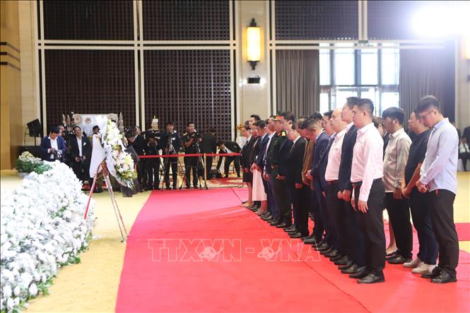 Hội Doanh nghiệp Việt Nam tại Lào đặt vòng hoa, dành một phút tưởng niệm cố Chủ tịch Quốc hội Lào Xaysomphone Phomvihane. Ảnh: Xuân Tú - PV TTXVN tại Lào