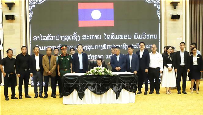 Hội Doanh nghiệp Việt Nam tại Lào ghi sổ tang tại Lễ viếng cố Chủ tịch Quốc hội nước CHDCND Lào Xaysomphone Phomvihane. Ảnh: Xuân Tú - PV TTXVN tại Lào