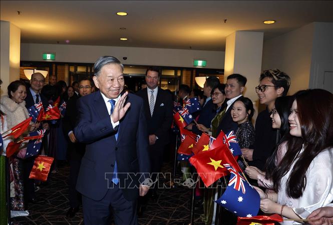 Cán bộ, nhân viên Đại sứ quán, cộng đồng người Việt Nam tại Australia đón Tổng Bí thư, Chủ tịch nước Tô Lâm. Ảnh: Thống Nhất – TTXVN