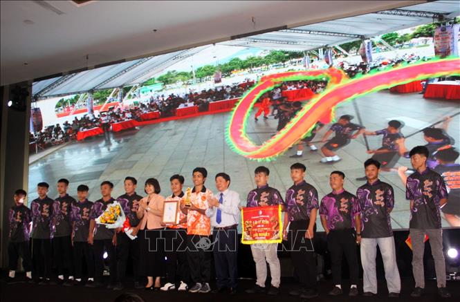 Ban tổ chức trao thưởng cho các đoàn đạt giải tại liên hoan. Ảnh: Trịnh Bang Nhiệm - TTXVN