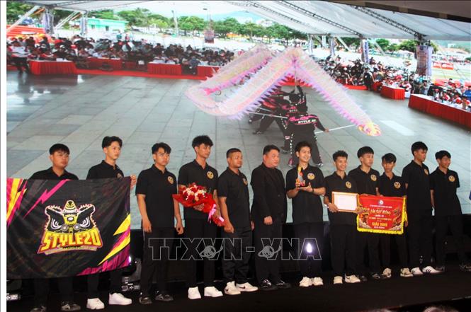 Ban tổ chức trao thưởng cho các đoàn đạt giải tại liên hoan. Ảnh: Trịnh Bang Nhiệm - TTXVN