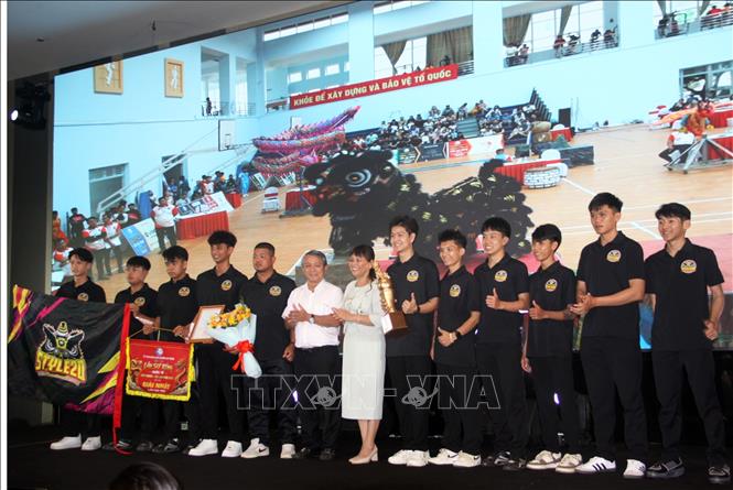 Ban tổ chức trao thưởng cho các đoàn đạt giải tại liên hoan. Ảnh: Trịnh Bang Nhiệm - TTXVN