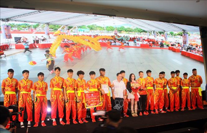 Ban tổ chức trao thưởng cho các đoàn đạt giải tại liên hoan. Ảnh: Trịnh Bang Nhiệm - TTXVN