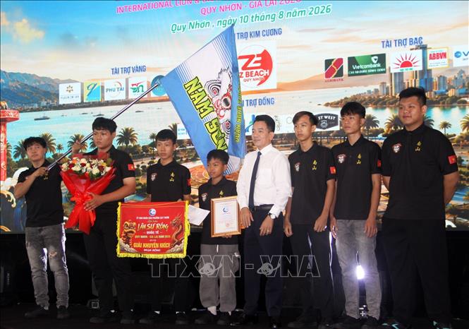  Ban tổ chức trao thưởng cho các đoàn đạt giải tại liên hoan. Ảnh: Trịnh Bang Nhiệm - TTXVN