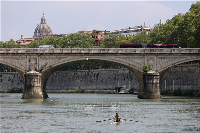 Mực nước sông Tiber ở Rome, Italy, xuống thấp do nắng nóng và hạn hán. Ảnh: THX/TTXVN phát