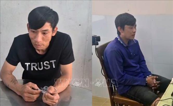 Hai đối tượng Đằng và Nghĩa tại cơ quan Công an. Ảnh: TTXVN phát