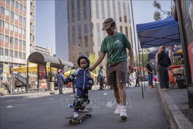Một em nhỏ trượt ván trên tuyến phố không ô tô tại Johannesburg, Nam Phi, ngày 9/8/2026. Ảnh: THX/TTXVN phát