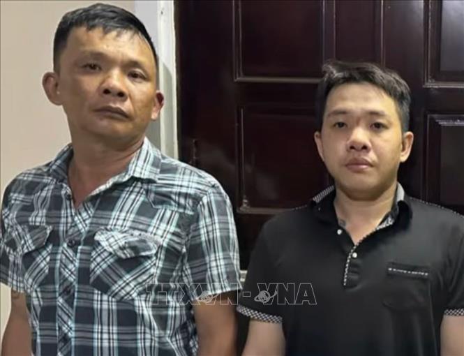 Hai đối tượng Lê Minh Toàn và Trần Phúc Hậu tại cơ quan Công an. Ảnh: TTXVN phát