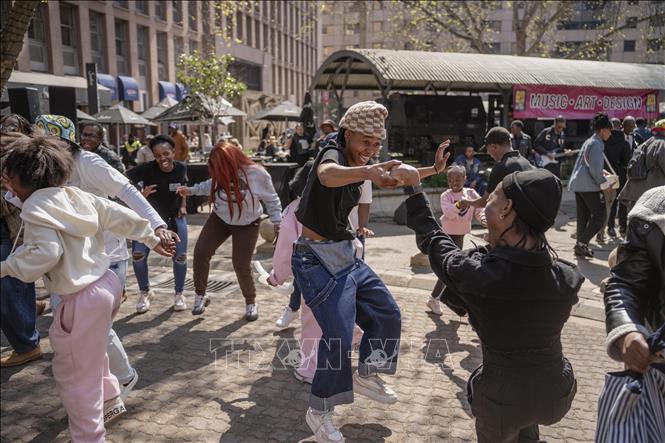 Người dân tham gia sự kiện ngoài trời trên tuyến phố không ô tô tại Johannesburg, Nam Phi, ngày 9/8/2026. Ảnh: THX/TTXVN phát