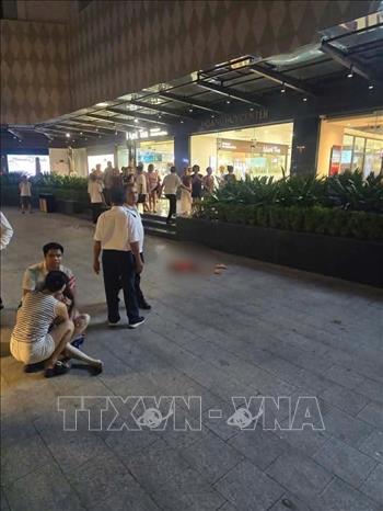 Hiện trường cháu bé rơi từ tầng cao chung cư Hoàng Huy Commerce, trên đại lộ Võ Nguyên Giáp (thành phố Hải Phòng). Ảnh: TTXVN phát
